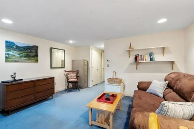 Building Photo - Large 2 Bed/2.5 Bath Condo | Private Back Deck | Washer and Dryer and More!