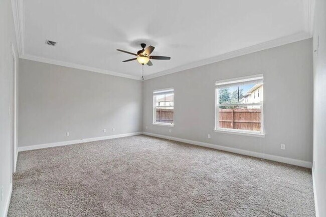 Building Photo - Conveniently located to Hurlburt and Eglin AFB.