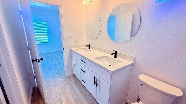 Building Photo - 7018-5914 02