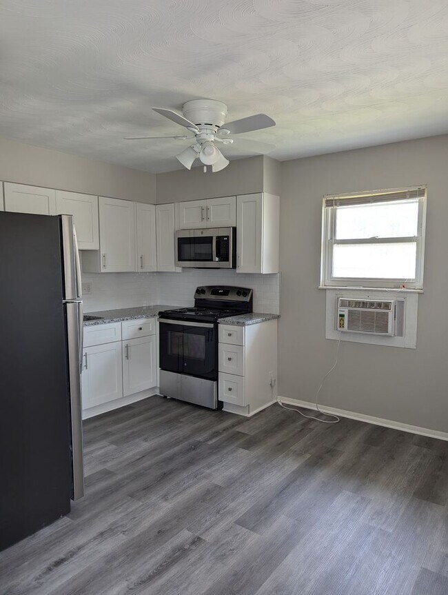 Building Photo - One bedroom upstairs apartment for rent