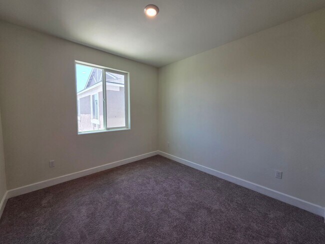 Building Photo - Newer 5 Bedroom 4.5 Bathroom in SE Visalia!! Coming soon!!