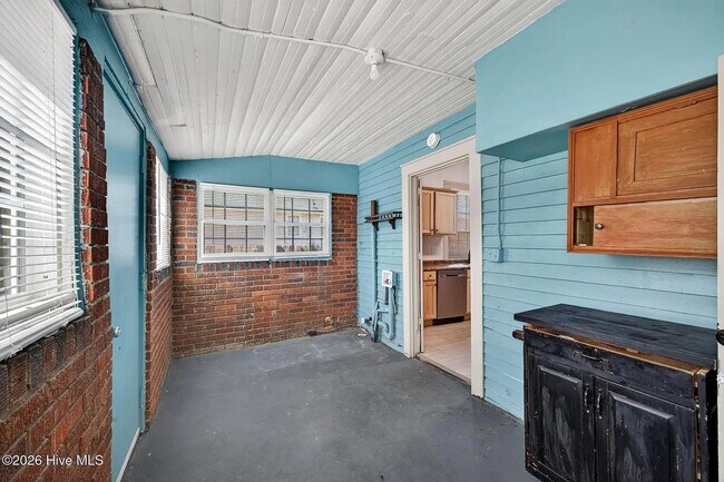 Building Photo - Ideal for Medical Professionals & Students – Spacious 5BR Near Downtown