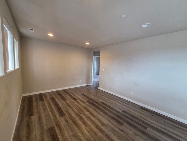 Building Photo - 2524 Jacaranda Ave