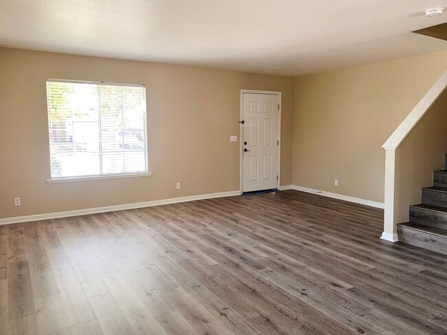 Building Photo - 4 Bedroom Home in Hollister  - No App Fee