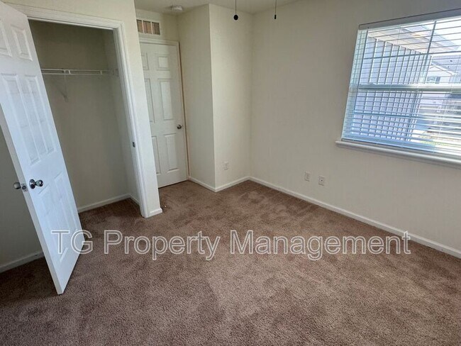 Building Photo - 9877 Fiddleback Ln