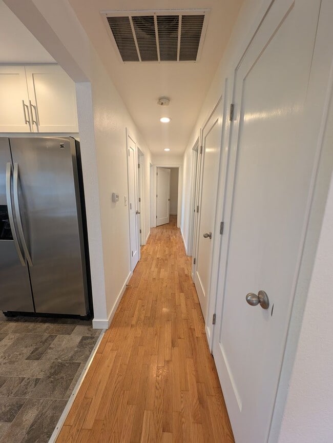 Building Photo - Refreshed 3 Bedroom in Tacoma - HUGE Fenced Yard & Outdoor Space. Available Now!