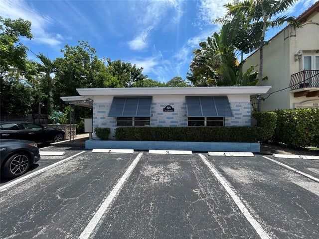 Building Photo - 820 N Victoria Park Rd