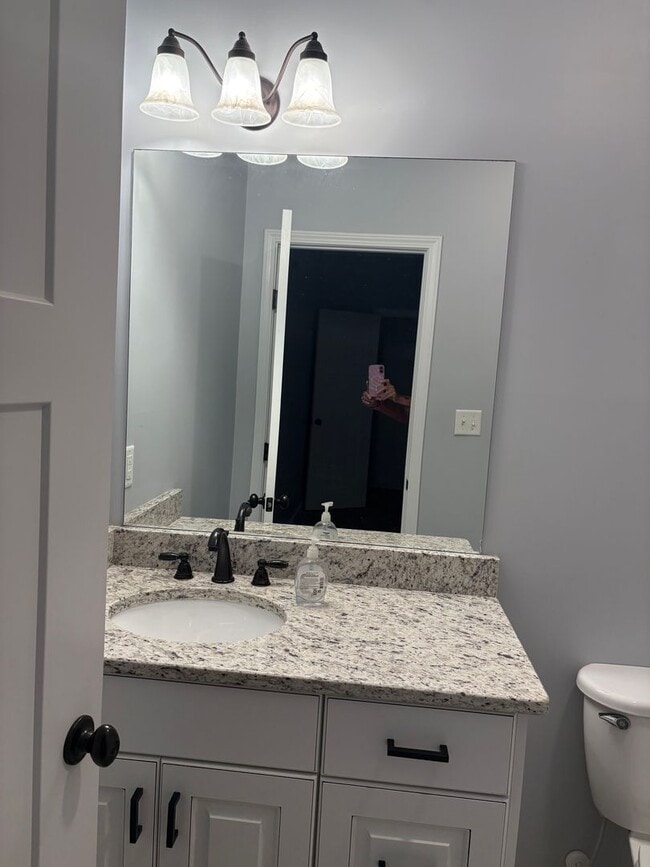 Building Photo - 4 bedroom 3 bath
