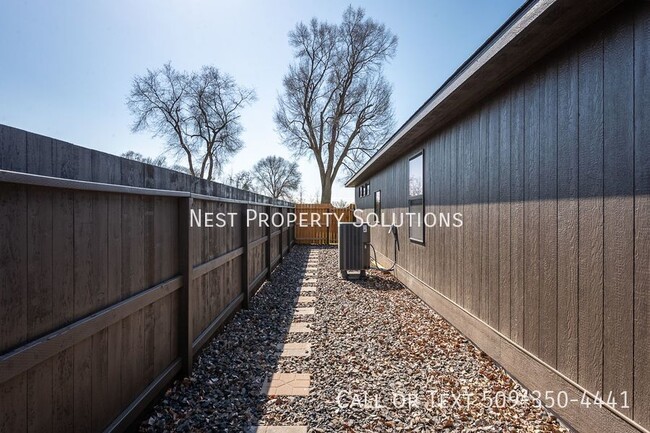 Building Photo - 1213 Rd F .2 NE