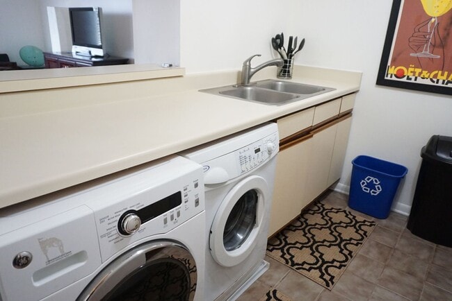 Building Photo - Furnished efficiency one block from the beach