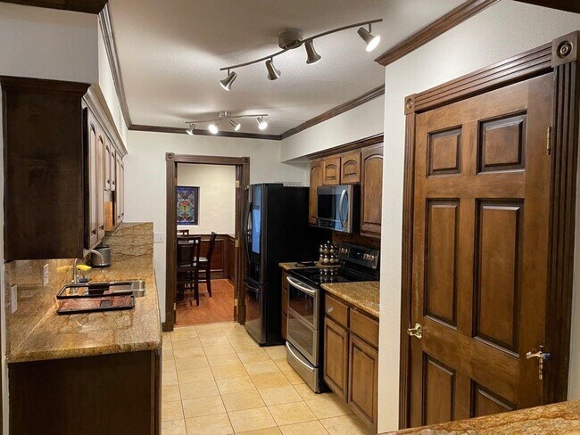 Building Photo - 452 N Post Oak Ln