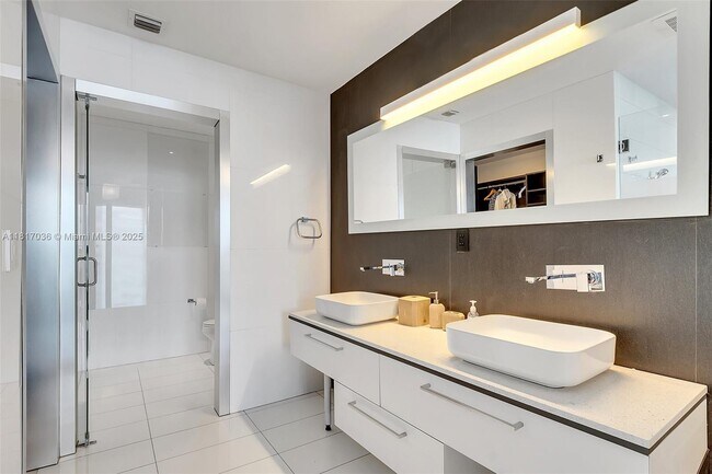 Building Photo - 2020 N Bayshore Dr