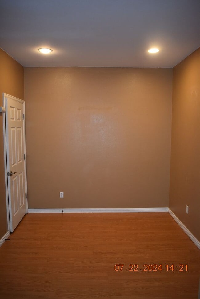 Building Photo - Reduced Price! Cozy and Convenient 2 Bedro...