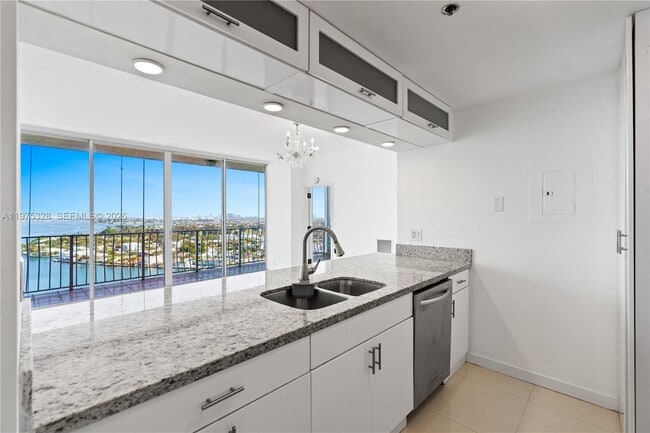 Building Photo - 7601 E Treasure Dr