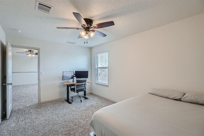 Building Photo - 124 Marienfeld Ln