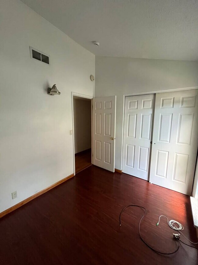 Building Photo - "Spacious 3 Bedroom/2 Bath Home in Florissant!"  Available for Move-In on 8/15/2026