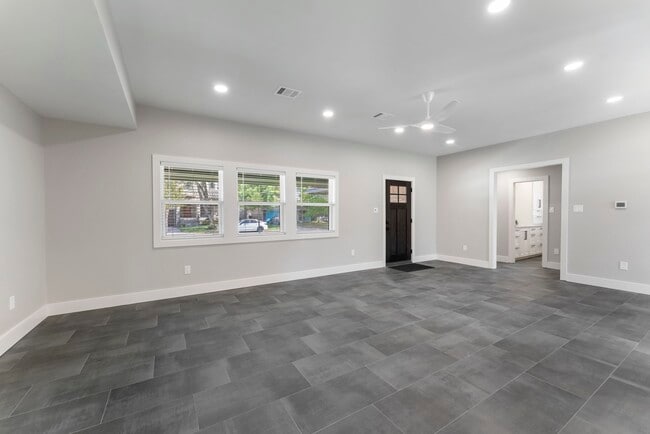 Building Photo - 2223 Hialeah Dr