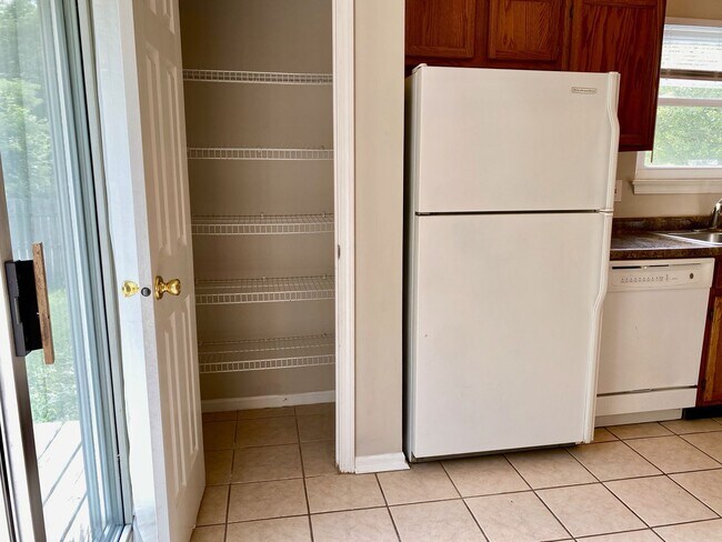 Building Photo - COMING SOON!! Great 3 Bedroom 2 Bathroom R...