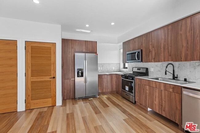 Building Photo - 1525 N Hobart Blvd