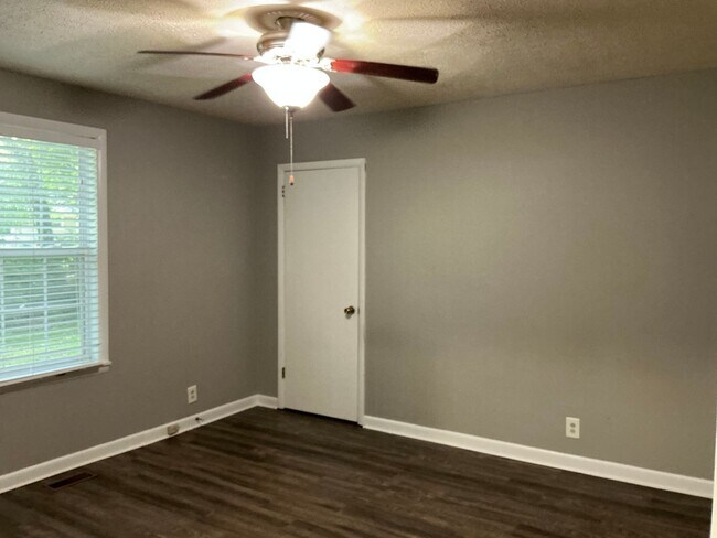 Building Photo - 203 Creekside Dr