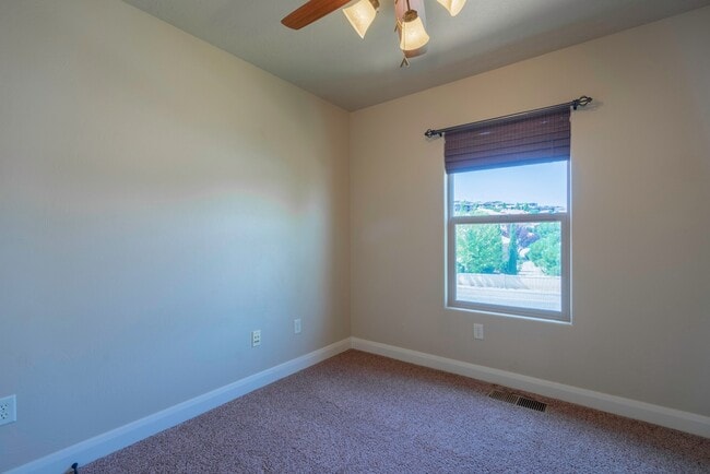 Building Photo - Upgraded 3 Bedroom Townhome in Desirable Southgate Community