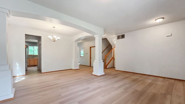 Building Photo - 5BR/3BA End Unit with Greenbelt View in Lynnwood with A/C!