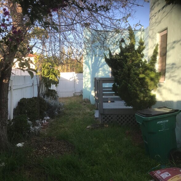 Building Photo - 626 Emory St