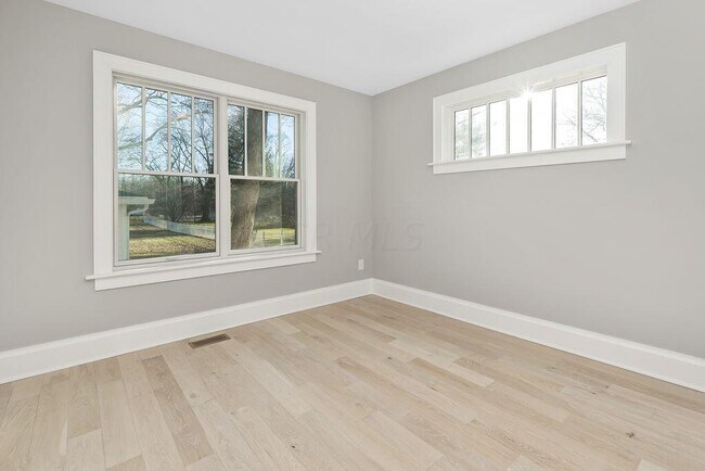 Building Photo - 161 E Dublin Granville Rd