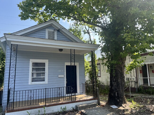 Primary Photo - Charming 2 Bedroom Cottage Near King Mill ...