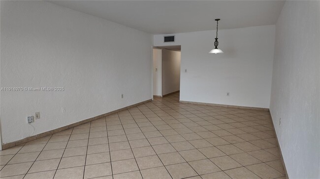 Building Photo - 18900 NE 3rd Ct