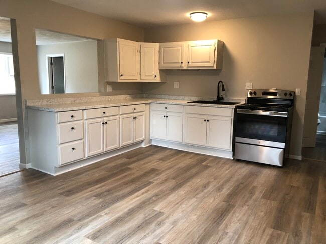 Kitchen - 15 Pineview Ave