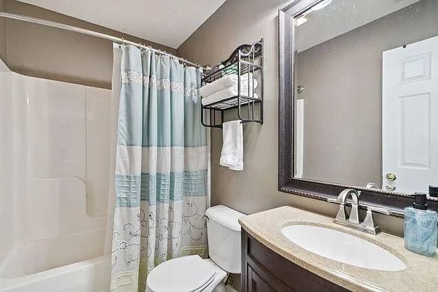 Building Photo - Move-In Ready Townhouse in Prime Location ...