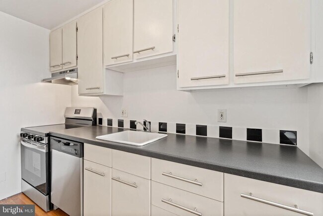 Building Photo - 1316 New Hampshire Ave NW