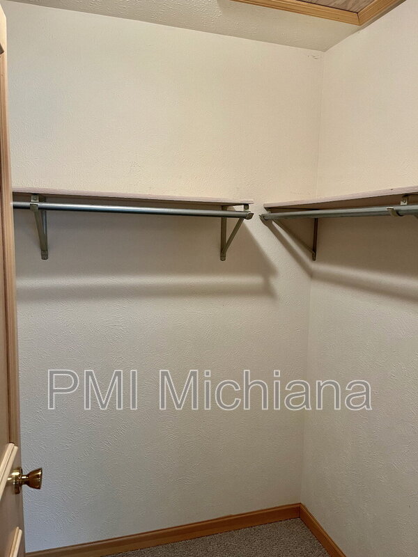 Building Photo - 1973 Creekbank Ln