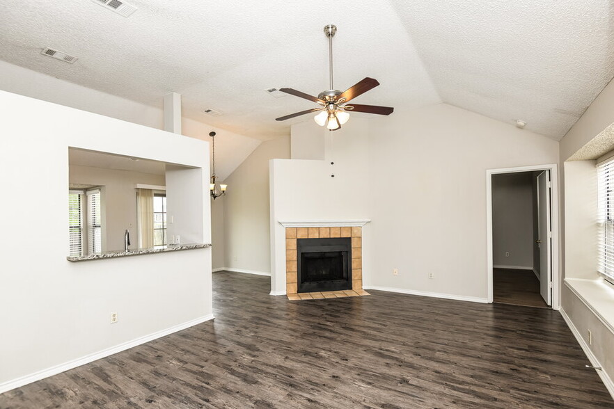 Building Photo - 4702 Waxwing Dr