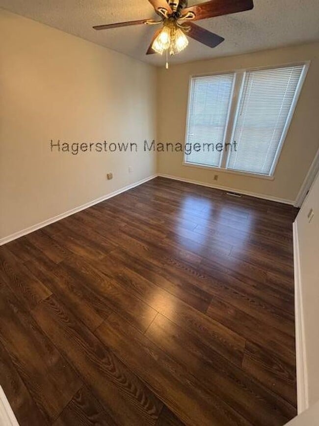 Building Photo - 3 BR Townhouse - Iris Ct