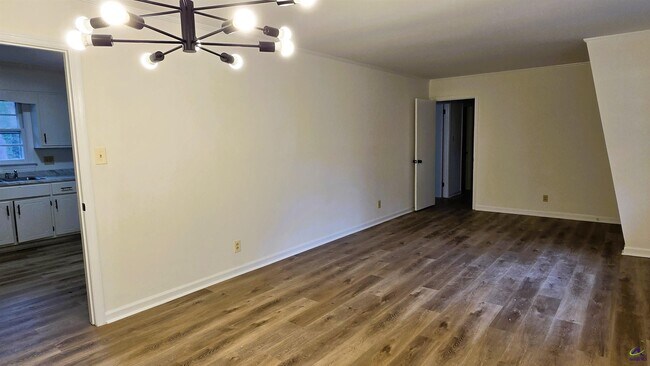 Building Photo - 4035 Meadowbrook Dr