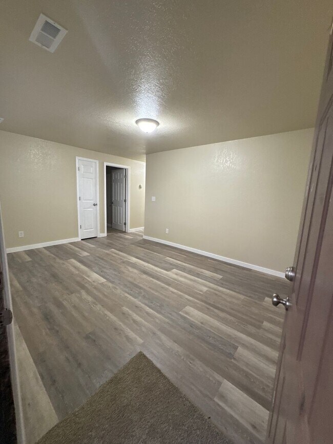 Building Photo - 75 E 860 S