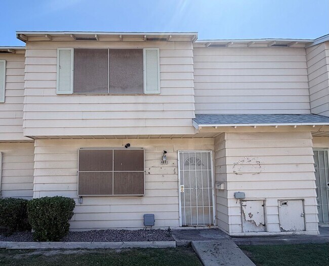 Building Photo - 3 Bedroom Townhouse with a 2 car garage and a middle courtyard area