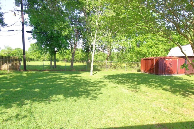 Building Photo - 508 Julie Ln