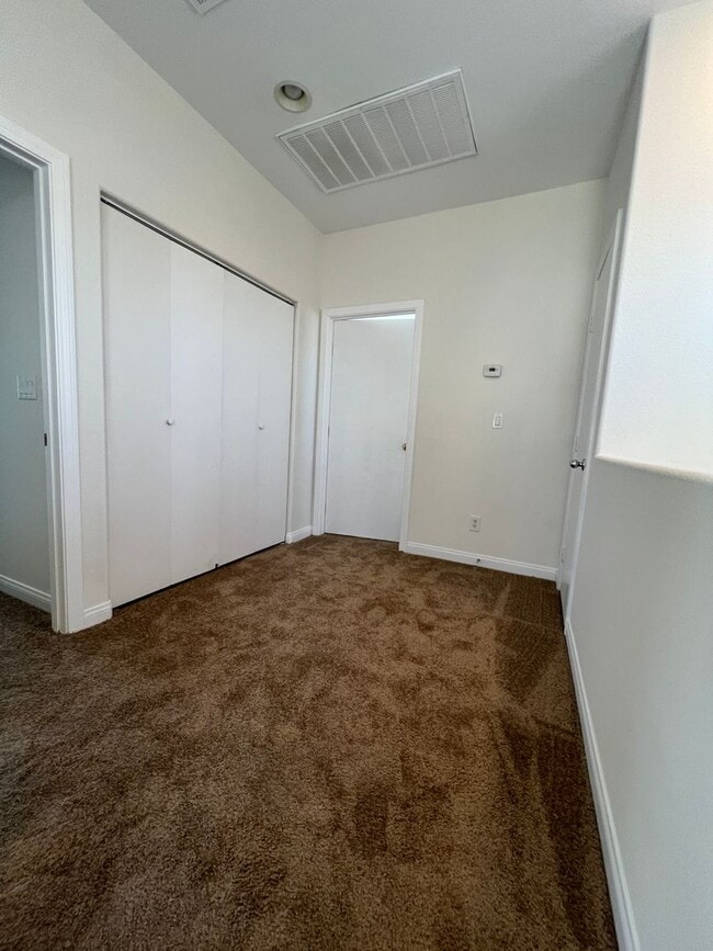 Building Photo - Great 3 bedroom 2.5 Townhouse with a 2 car...