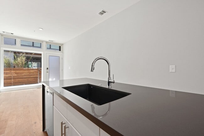 Building Photo - 2002 E 7th St