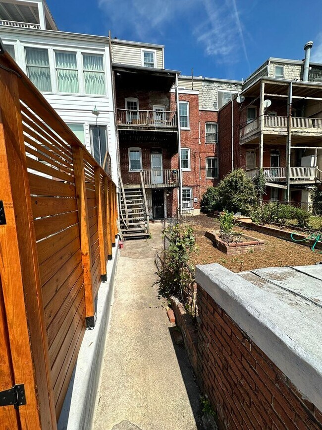 Building Photo - Walkout 1BR Basement Condo in the Heart of...