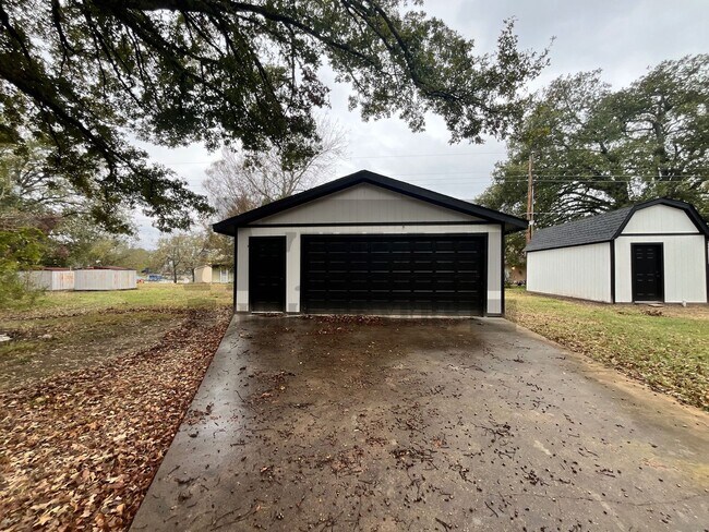 Building Photo - This beautifully remodeled 2-bedroom, 1-bathroom home