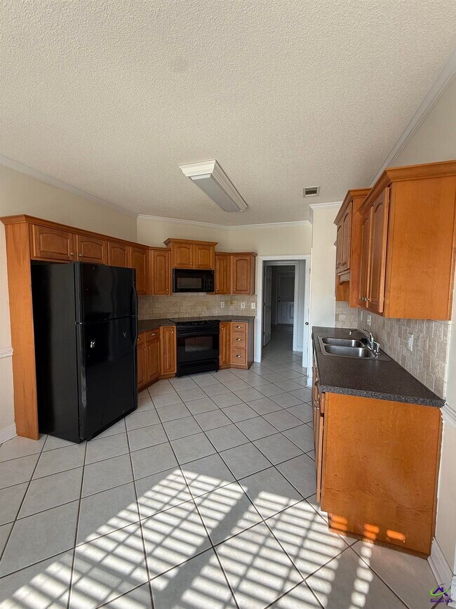 Building Photo - 136 Roseine Dr