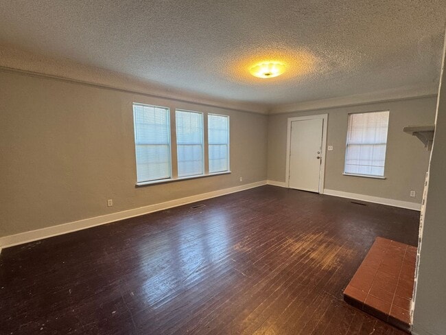 Building Photo - Historic 1 Bed/1 Bath with Bonus Room Dupl...