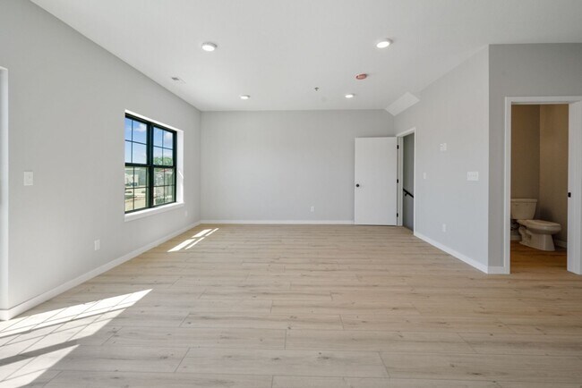 Building Photo - Clear Lake Condos