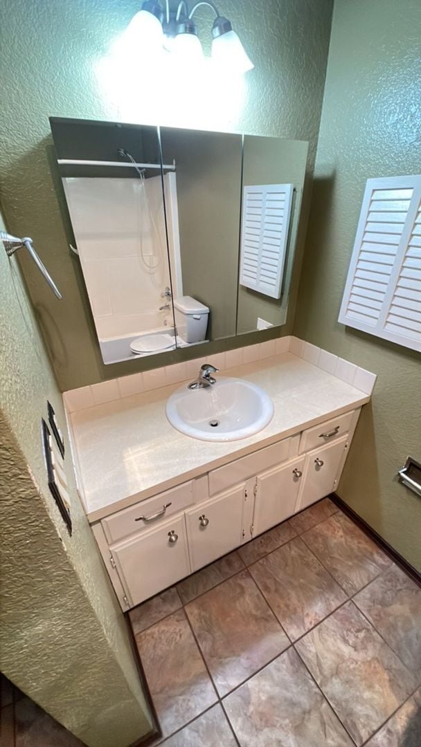 Building Photo - Preleasing Now! Split-level 4 Bedroom + 3 ...