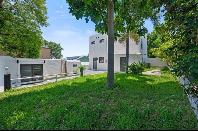 Building Photo - 823 33rd St