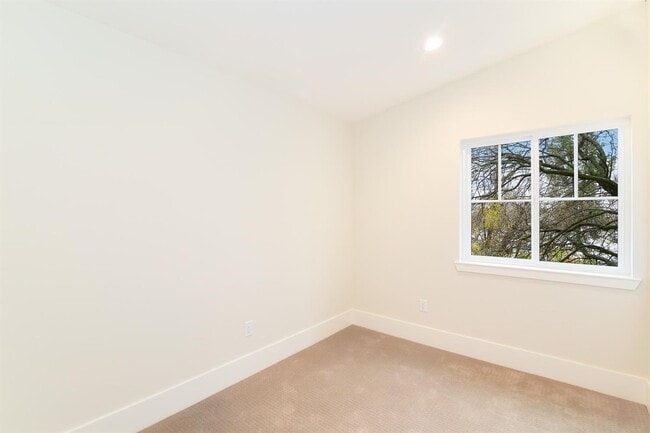 Building Photo - NEWER HOME -4 BED, 3.5 BATHS, 2 CAR GARAGE DOWNTOWN LIVING